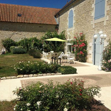 Les Clos Bleus Neuville-du-Poitou Exteriör bild
