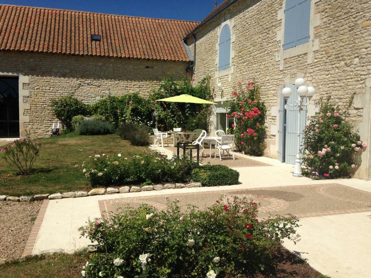 Les Clos Bleus Neuville-du-Poitou Exteriör bild