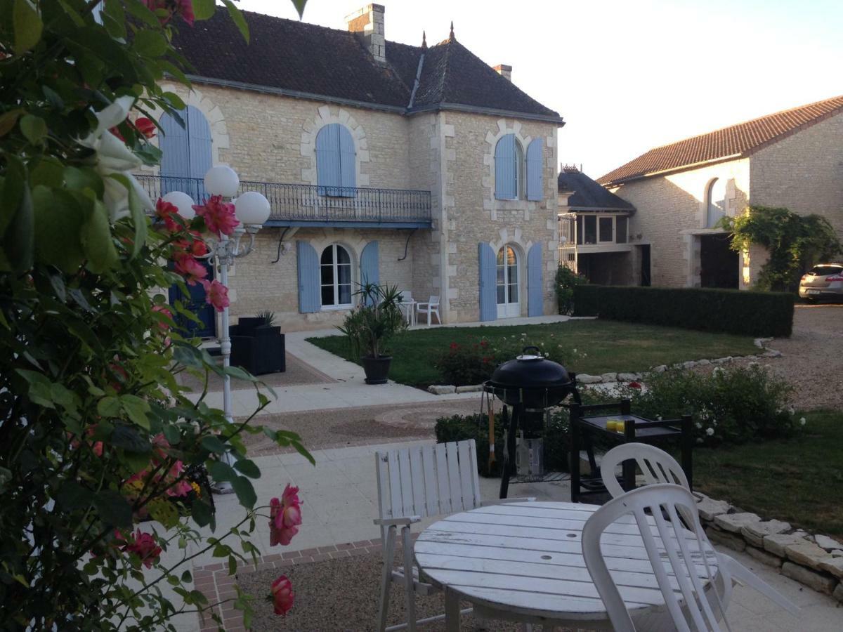 Les Clos Bleus Neuville-du-Poitou Exteriör bild