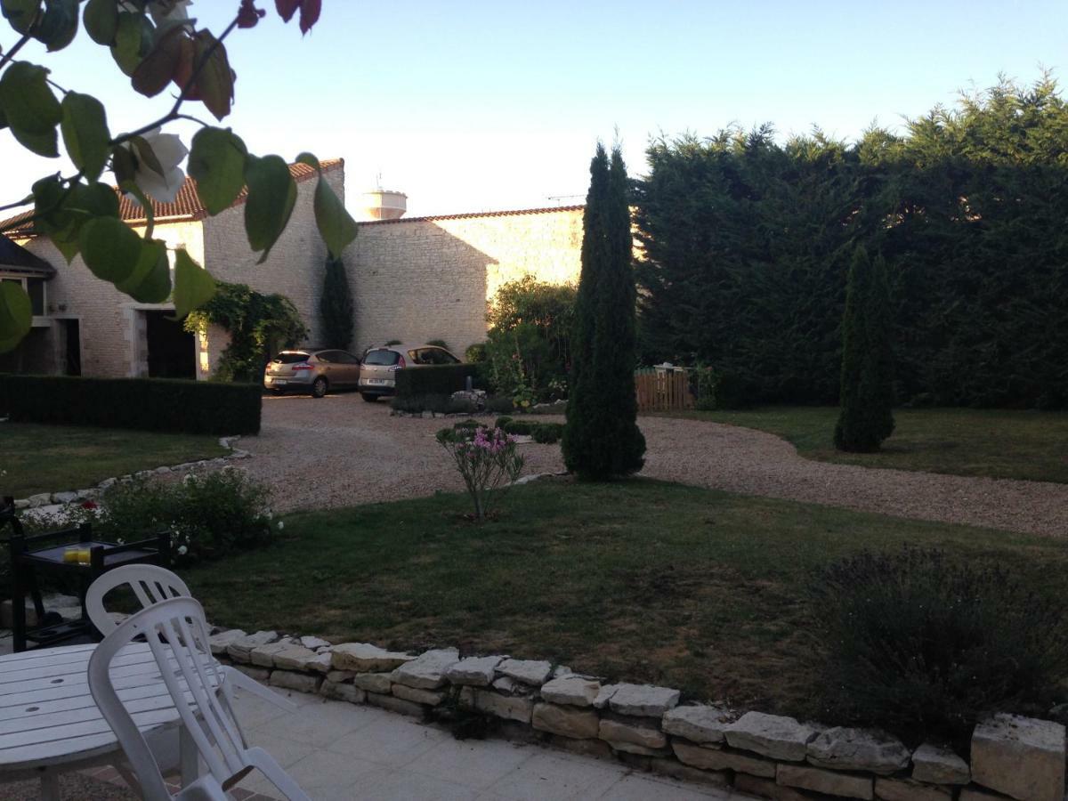 Les Clos Bleus Neuville-du-Poitou Exteriör bild